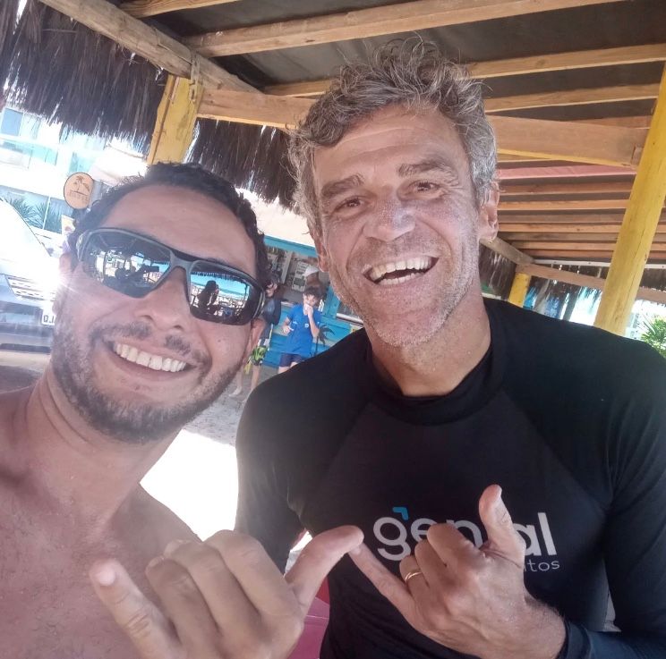 Rafael Pastorelli ao lado de Gustavo Kuerten, o Guga, num quiosque de praia em Florianópolis